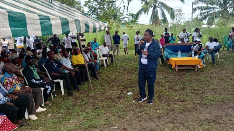 Joseph Lapensee Essingone en harmonie avec les Populations d&rsquo;Ebandangoye à Makokou