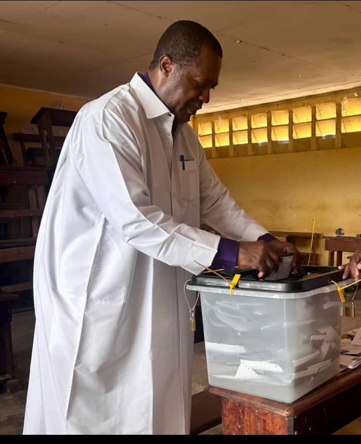 Gabon : Le Dr Constant Oyono Ebang Constant vote et confirme son soutien à Oligui Nguema Brice Clotaire
