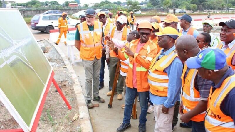 GRANDS CHANTIERS ROUTIERS : LE MINISTRE MOUKOUMBI EN TOURNÉE D’INSPECTION DANS L’ESTUAIRE