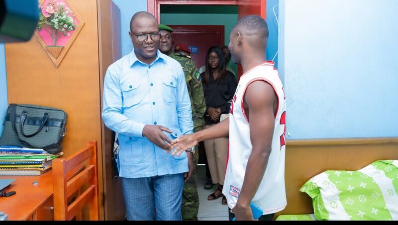 Le ministre Simplice Désiré Mamboula aux côtés des étudiants déguerpis
