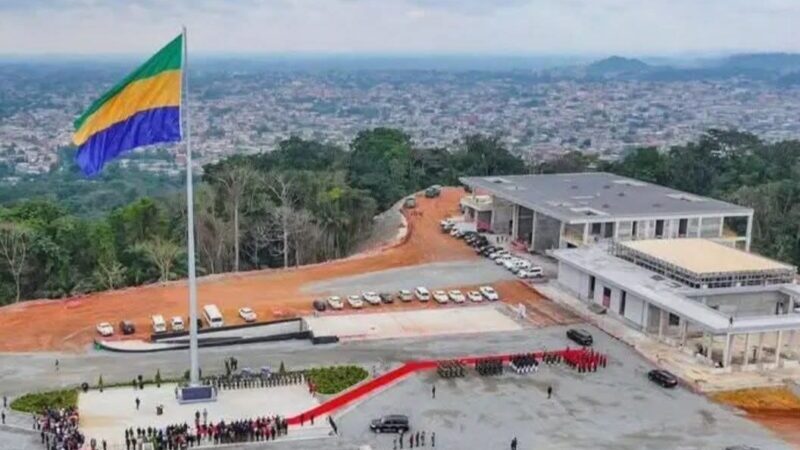 Gabon – 65 ans d’indépendance : un drapeau géant pour une nation debout