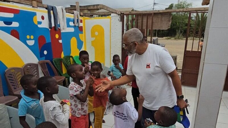 Législatives 2025 : Armand Dagraça Tchitembo répond à l’appel d’un orphelinat à Akanda plutôt qu’au podium