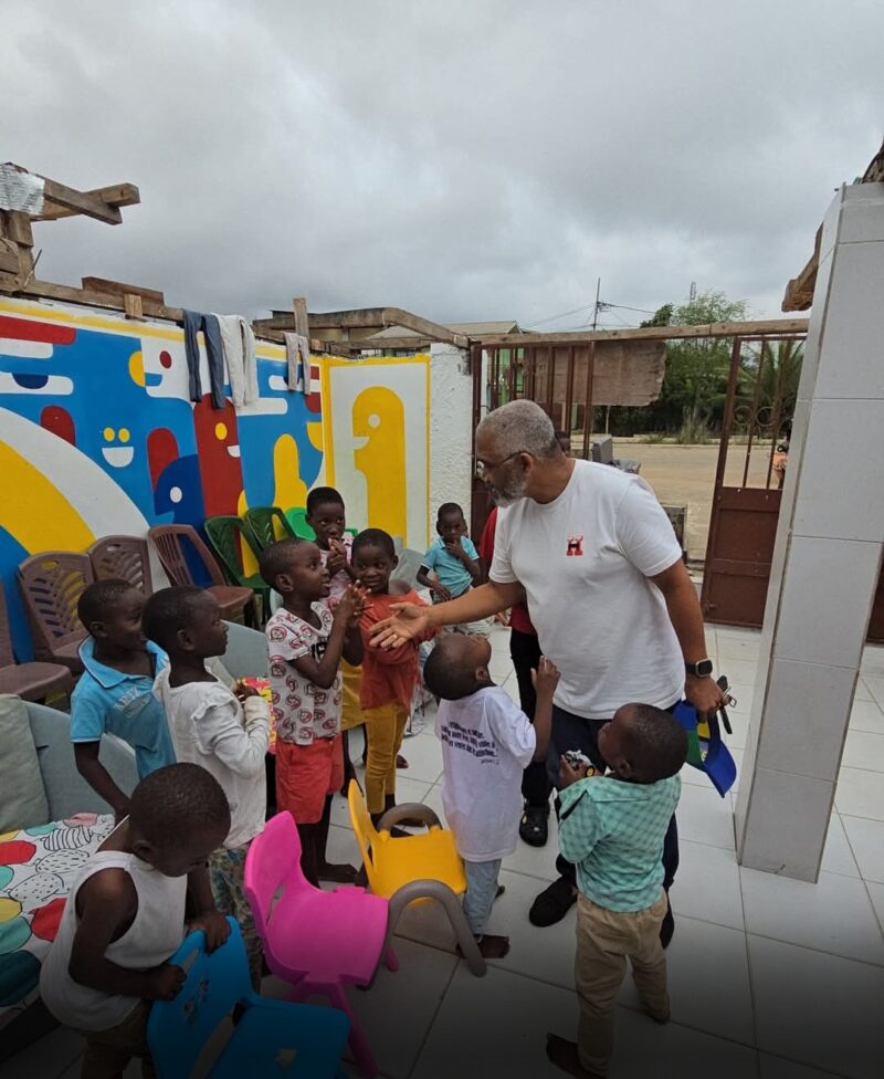 Législatives 2025 : Armand Dagraça Tchitembo répond à l’appel d’un orphelinat à Akanda plutôt qu’au podium