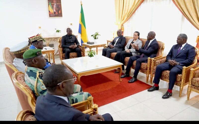 Gabon : le président Oligui Nguema fait le point avec le ministre de l’Intérieur sur le processus électoral