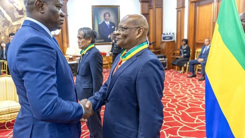 Le Président de la République honore deux figures diplomatiques de haut rang