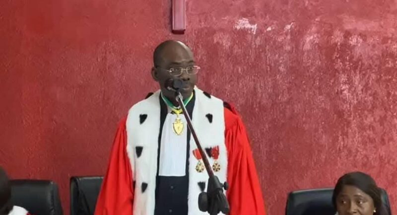 Critiquer la justice, oui. La salir, non.