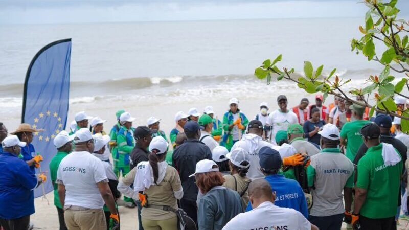 Sous le soleil de Libreville, un littoral plus propre grâce à l’opération  » EUBeachCleanup « 