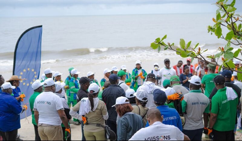 Sous le soleil de Libreville, un littoral plus propre grâce à l’opération  » EUBeachCleanup « 