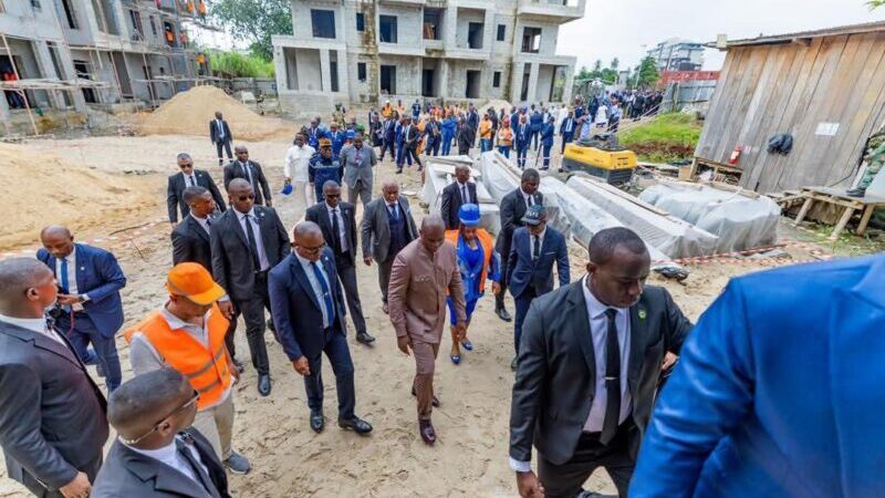 Après le lycée technique, le Président au cœur du lycée Léon Mba