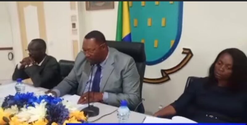 Port-Gentil : Le maire Fred Mavoungou préside la première session du conseil du 3ème arrondissement