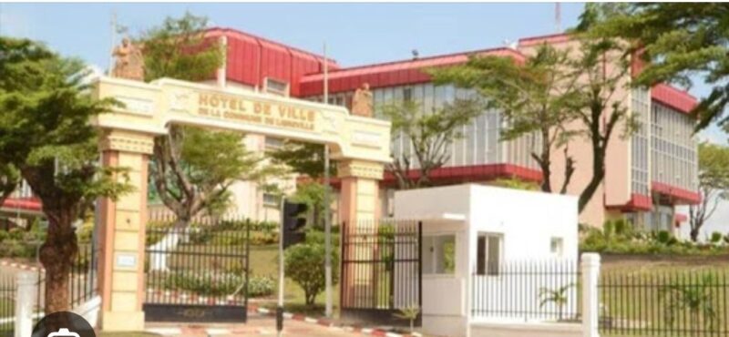 Libreville : un conseil municipal décisif dans un climat de fortes tensions