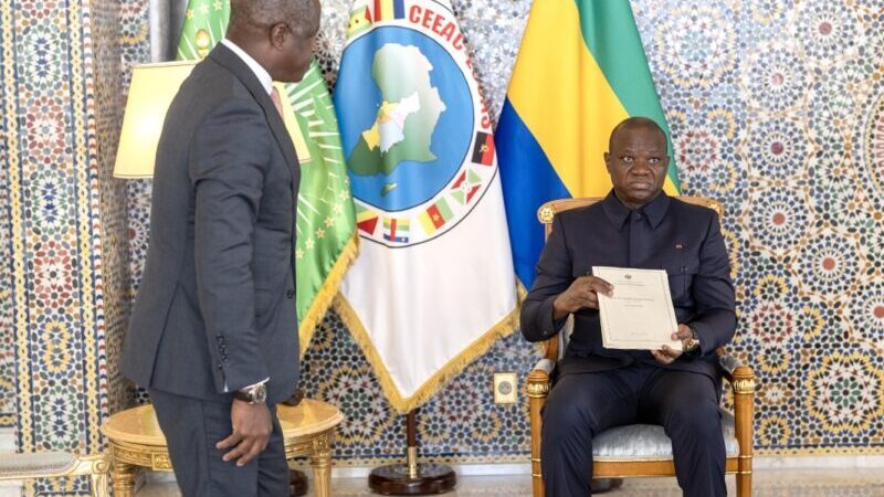 Gabon : le rapport des 100 jours d’actions du gouvernement, remis au président Oligui Nguema.