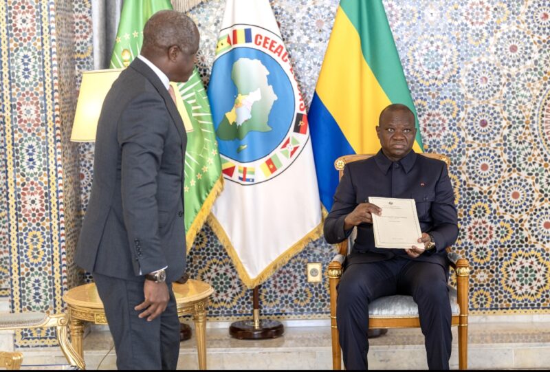 Gabon : le rapport des 100 jours d’actions du gouvernement, remis au président Oligui Nguema.