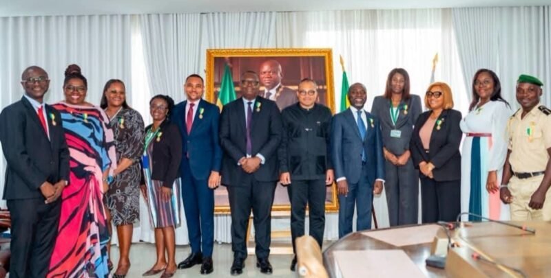 CNSS : le Dr Olivier REBIENOT PELLEGRIN reçoit les 16 agents distingués au Mérite gabonais