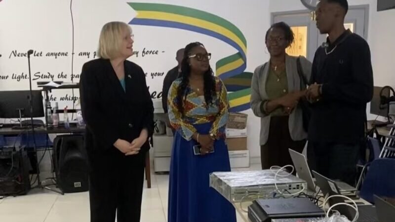 Cybersécurité, IA, réseaux : l’attachée aux affaires culturelles américaine à la rencontre des jeunes Gabonais en formation