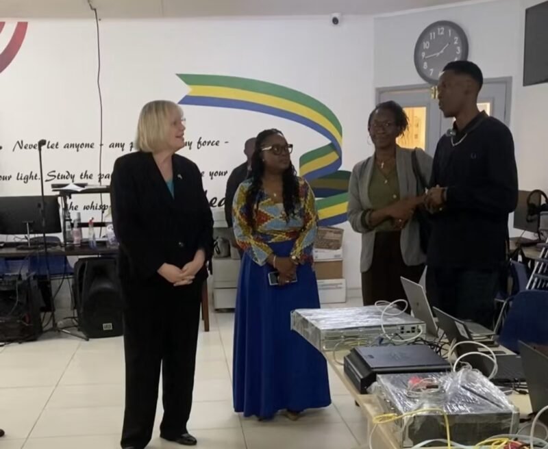 Cybersécurité, IA, réseaux : l’attachée aux affaires culturelles américaine à la rencontre des jeunes Gabonais en formation