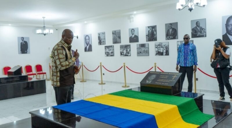 Makokou : Oligui Nguema grave Issoze Ngondet dans la mémoire nationale